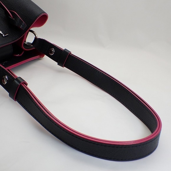 Louis Vuitton Leather LockMe Bucket Shoulder Bag Black - Picture 7 of 10